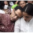 Suasan romantis jelang vonis, Nadiem Makarim sender kepala di bahu isyrinya, di PN Tipikot, Jajarta, Selasa, 30 Juni 2026. Foto: ist
