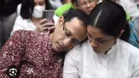 Suasan romantis jelang vonis, Nadiem Makarim sender kepala di bahu isyrinya, di PN Tipikot, Jajarta, Selasa, 30 Juni 2026. Foto: ist
