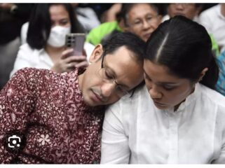 Suasan romantis jelang vonis, Nadiem Makarim sender kepala di bahu isyrinya, di PN Tipikot, Jajarta, Selasa, 30 Juni 2026. Foto: ist
