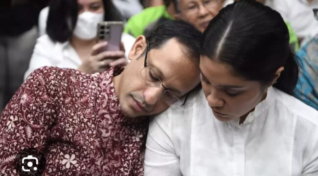 Suasan romantis jelang vonis, Nadiem Makarim sender kepala di bahu isyrinya, di PN Tipikot, Jajarta, Selasa, 30 Juni 2026. Foto: ist
