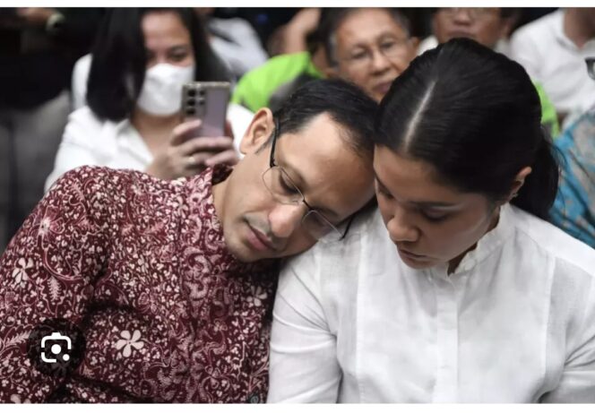 
					Suasan romantis jelang vonis, Nadiem Makarim sender kepala di bahu isyrinya, di PN Tipikot, Jajarta, Selasa, 30 Juni 2026. Foto: ist
