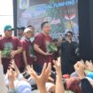 Foto: Istimewa
Wabup Gresik membagikan nasi krawu usai diterapkan masuk Rekor Muri dan dunia.