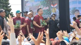 Foto: Istimewa
Wabup Gresik membagikan nasi krawu usai diterapkan masuk Rekor Muri dan dunia.