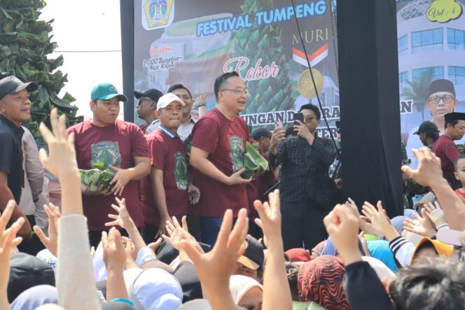 
					Foto: Istimewa
Wabup Gresik membagikan nasi krawu usai diterapkan masuk Rekor Muri dan dunia.