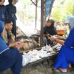 Foto: Istimewa
Pengusaha olahan ikan asap binaan SIG, Kusmiyatun (tengah), melayani pembelian produk ikan asap di Desa Glondonggede, Kecamatan Tambakboyo Kabupaten Tuban, Jawa Timur.