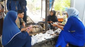 Foto: Istimewa
Pengusaha olahan ikan asap binaan SIG, Kusmiyatun (tengah), melayani pembelian produk ikan asap di Desa Glondonggede, Kecamatan Tambakboyo Kabupaten Tuban, Jawa Timur.