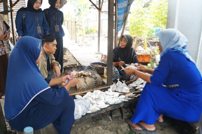 
					Foto: Istimewa
Pengusaha olahan ikan asap binaan SIG, Kusmiyatun (tengah), melayani pembelian produk ikan asap di Desa Glondonggede, Kecamatan Tambakboyo Kabupaten Tuban, Jawa Timur.