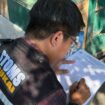 Foto: Istimewa
Petugas tengah merazia pedagang rokok ilegal.