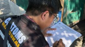Foto: Istimewa
Petugas tengah merazia pedagang rokok ilegal.
