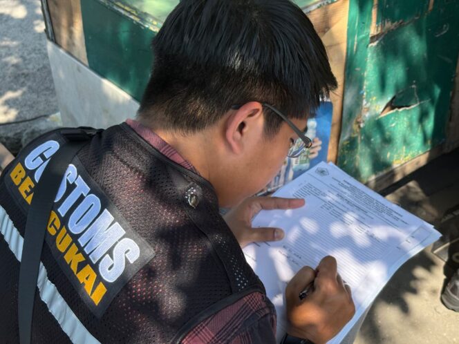 
					Foto: Istimewa
Petugas tengah merazia pedagang rokok ilegal.