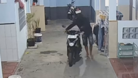 aksi pelaku terekam CCTV saat menggondol motor korban