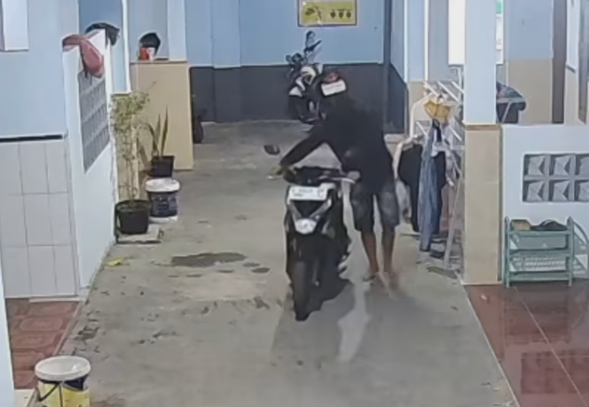 
					aksi pelaku terekam CCTV saat menggondol motor korban