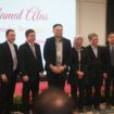 Tampak , dr. Kenny Yeap Kim Pey, Regional Chief Executive Officer (CEO) KPJ Healthcare Wilayah Malaysia Timur, CEO Bhinneka Life Benny Indra, dr. Lee Woo Guan, dr. Wong Chung Chek beserta jajaran direksi KPJ Kuching dan Bhinneka Life. (Foto: KREDONEWS.COM/ Hadi S Purwanto)