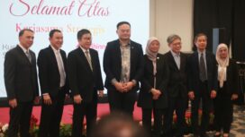 Tampak , dr. Kenny Yeap Kim Pey, Regional Chief Executive Officer (CEO) KPJ Healthcare Wilayah Malaysia Timur, CEO Bhinneka Life Benny Indra, dr. Lee Woo Guan, dr. Wong Chung Chek beserta jajaran direksi KPJ Kuching dan Bhinneka Life. (Foto: KREDONEWS.COM/ Hadi S Purwanto)