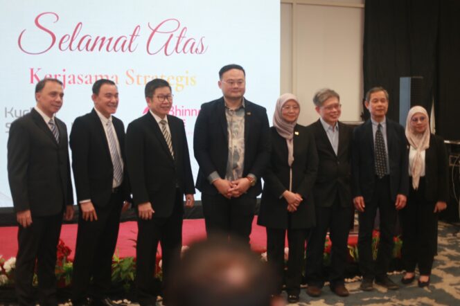 
					Tampak , dr. Kenny Yeap Kim Pey, Regional Chief Executive Officer (CEO) KPJ Healthcare Wilayah Malaysia Timur, CEO Bhinneka Life Benny Indra, dr. Lee Woo Guan, dr. Wong Chung Chek beserta jajaran direksi KPJ Kuching dan Bhinneka Life. (Foto: KREDONEWS.COM/ Hadi S Purwanto)