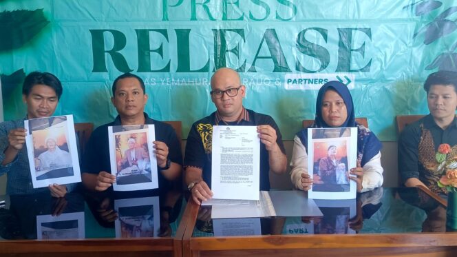 
					Dimas Yemahura Al Farouq mendampingi keluarga korban. (Foto: KREDONEWS.COM/ Istimewa)