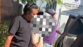 salah satu pelaku (tengah) saat diringkus petugas