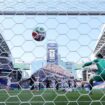 Bola menipu kiper