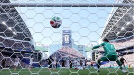 Bola menipu kiper