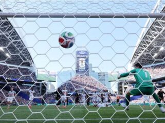 Bola menipu kiper