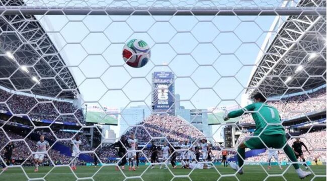 Bola menipu kiper