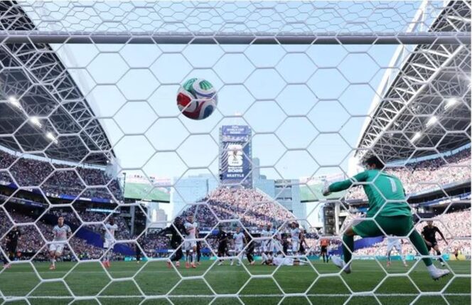 
					Bola menipu kiper