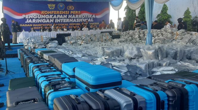 
					Foto: Istimewa
Barang bukti berupa koper dan gulungan latex seberat 3,37 ton bunga ganja