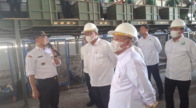 Setelah tertunda dua kali, Menteri Lingkungan Hidup (LH) Jumhur Hidayat kunjangan ke lokasi Tempat Pengolahan Akhir (TPA) Banjardowo, Jombang, Rabu, 15 Juli 2026. Foto: ist