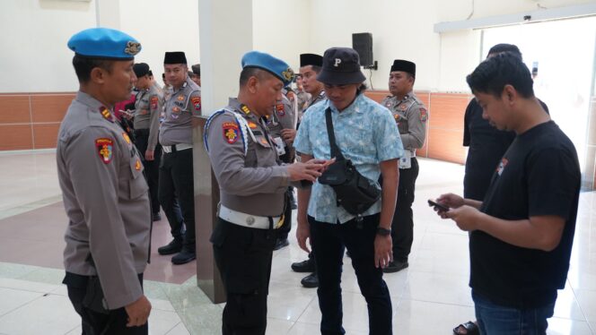 
					Tim Bidpropam Polda Jatim saat lakukan pemeriksaan personel Polres Jombang, Rabu (22/7/2026) 
