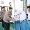 Kapolres Jombang, AKBP Ardi Kurniawan saat bagikan beasiswa kepada putra-putri PNPP yang berprestasi
