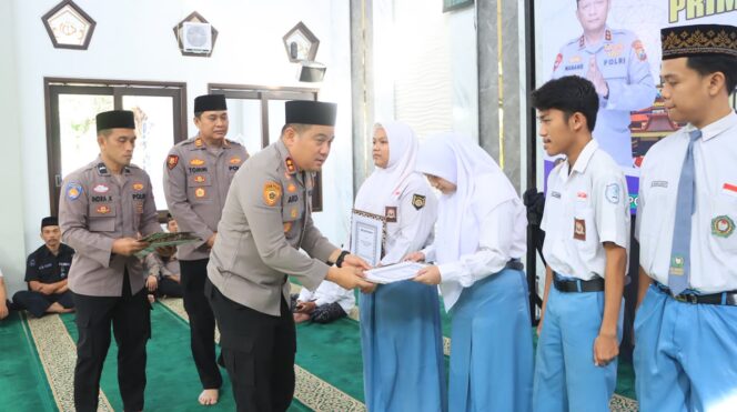 
					Kapolres Jombang, AKBP Ardi Kurniawan saat bagikan beasiswa kepada putra-putri PNPP yang berprestasi