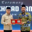 Bupati Gresik saat menerima penghargaan dari Direktur Jenderal Pemberdayaan KP2MI Muh. Fachri. Foto: ist