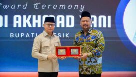 Bupati Gresik saat menerima penghargaan dari Direktur Jenderal Pemberdayaan KP2MI Muh. Fachri. Foto: ist