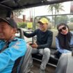 Naik Jeep klasik menyusuri Merapi