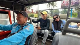 Naik Jeep klasik menyusuri Merapi