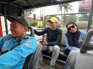 Naik Jeep klasik menyusuri Merapi