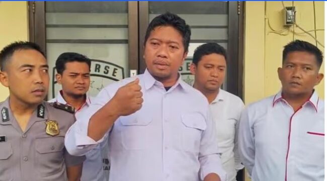 

Kasat Reskrim Polres Bangkalan, AKP Eriek Triyasworo bersama jajaran