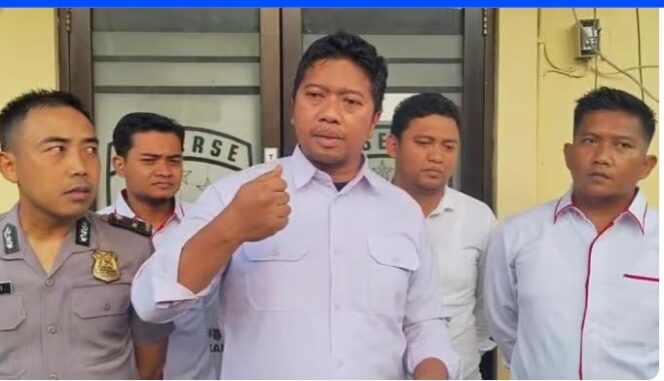 
					

Kasat Reskrim Polres Bangkalan, AKP Eriek Triyasworo bersama jajaran