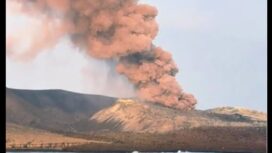Gunung berapi Anak Krakatau di Selat Shbda meletus, semburkan awan panas hingga 400 meter, terjadi pukul 08.15  wib, 4 Juli 2026. Foto: PVMBG