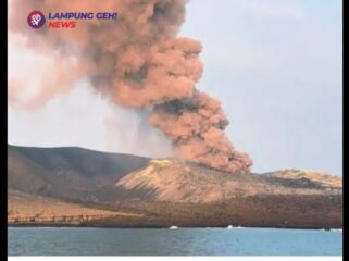 Gunung berapi Anak Krakatau di Selat Shbda meletus, semburkan awan panas hingga 400 meter, terjadi pukul 08.15  wib, 4 Juli 2026. Foto: PVMBG