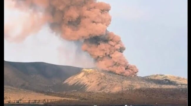 Gunung berapi Anak Krakatau di Selat Shbda meletus, semburkan awan panas hingga 400 meter, terjadi pukul 08.15  wib, 4 Juli 2026. Foto: PVMBG