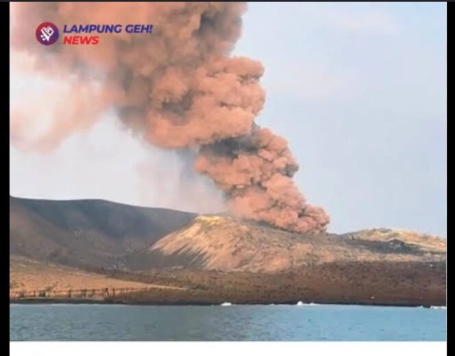 
					Gunung berapi Anak Krakatau di Selat Shbda meletus, semburkan awan panas hingga 400 meter, terjadi pukul 08.15  wib, 4 Juli 2026. Foto: PVMBG