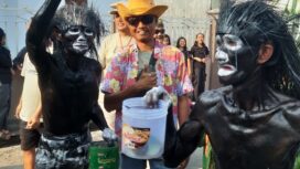 Tarsipan dan Sinto melumuri semir untul memerankan menyet mejeng bersama warga yang nyawer, pada acaa kirab budaya sedekah dusun Gambang, di desa Plumbon Gambang, Sabtu 4 Juli 2026. Foto: kredonews.com/ ipong dwicahyono