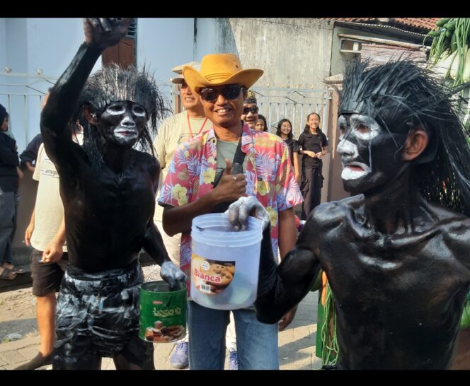 
					Tarsipan dan Sinto melumuri semir untul memerankan menyet mejeng bersama warga yang nyawer, pada acaa kirab budaya sedekah dusun Gambang, di desa Plumbon Gambang, Sabtu 4 Juli 2026. Foto: kredonews.com/ ipong dwicahyono