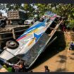 Posisi bus PO Sugeng Rahayu masuk ke sungai setelah bertabrakan lawan truk Fuso, di sekitar jembatan Bagor, Nganjuk, Sabtu 4 Juli 2926. Foto: instagram@kabarbaikdotco