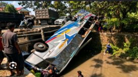 Posisi bus PO Sugeng Rahayu masuk ke sungai setelah bertabrakan lawan truk Fuso, di sekitar jembatan Bagor, Nganjuk, Sabtu  4 Juli 2926. Foto: instagram@kabarbaikdotco