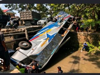 Posisi bus PO Sugeng Rahayu masuk ke sungai setelah bertabrakan lawan truk Fuso, di sekitar jembatan Bagor, Nganjuk, Sabtu  4 Juli 2926. Foto: instagram@kabarbaikdotco