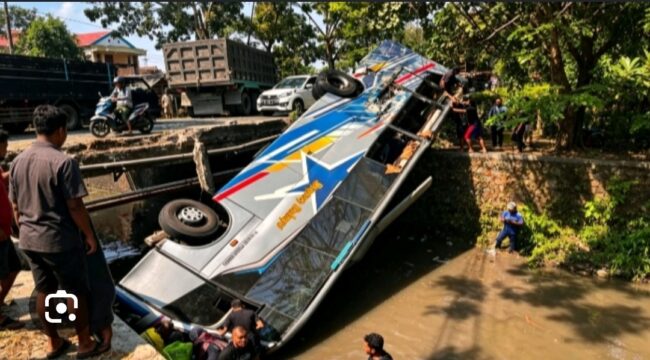 Posisi bus PO Sugeng Rahayu masuk ke sungai setelah bertabrakan lawan truk Fuso, di sekitar jembatan Bagor, Nganjuk, Sabtu  4 Juli 2926. Foto: instagram@kabarbaikdotco