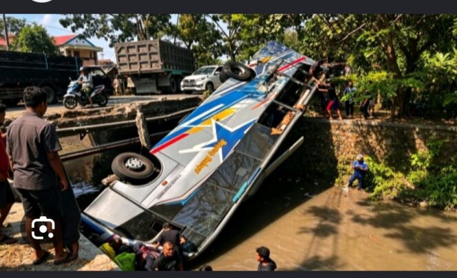 
					Posisi bus PO Sugeng Rahayu masuk ke sungai setelah bertabrakan lawan truk Fuso, di sekitar jembatan Bagor, Nganjuk, Sabtu  4 Juli 2926. Foto: instagram@kabarbaikdotco