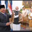 Muhibah sahabat lama dari India kembali terjadi di Indonesia. PM Narendra Modi melakulan kunjungan persahabatan ke Indonesia, mendapat suguhan dan buah tangan angklung. Foto: setneg